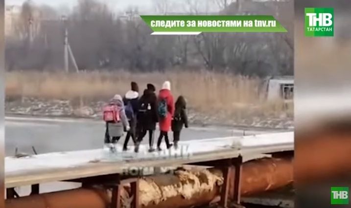 В Кировском районе Казани перекрыли аварийный мост, по которому ходили школьники (ВИДЕО)