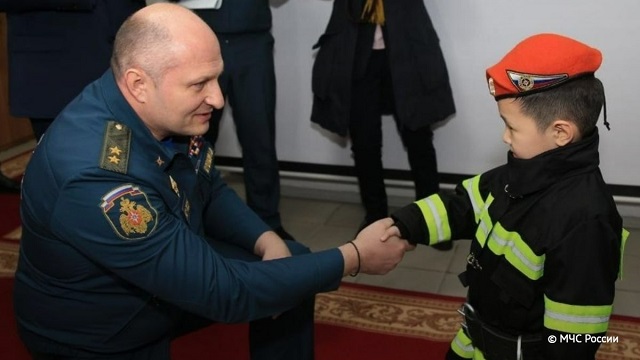 Глава МЧС Куренков встретился с ребенком, чью мечту побыть пожарным исполнил Путин