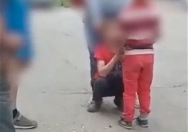 Поставившая обидчика сына на колени жительница Красноярска ранее уже нападала на детей