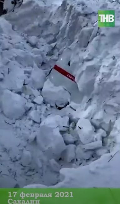 Видео: карету скорой помощи похоронило под снегом на Сахалине