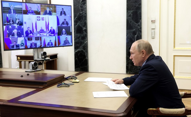 Путин поручил реструктуризировать кредиты для пострадавших от природных пожаров