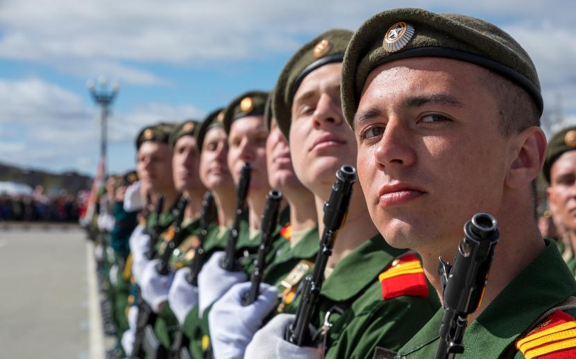 Проходящие срочную службу военнослужащие будут получать по 2 000 рублей