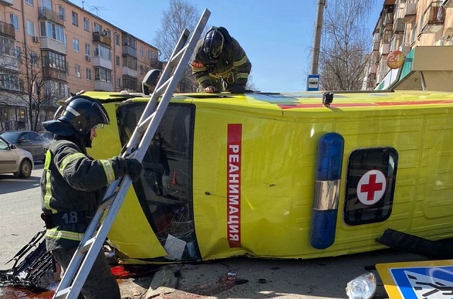 Молодая медсестра трахается в машине скорой помощи Бесплатное порно видео для мобильного