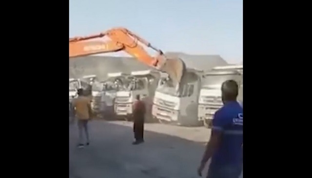 Водитель экскаватора смял ковшом грузовики из-за неполученной зарплаты – видео