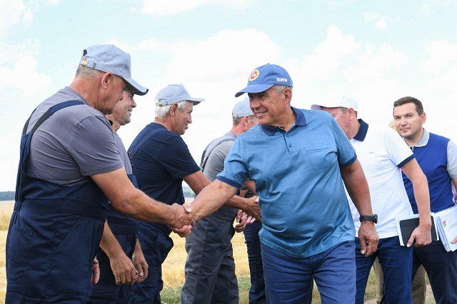 Минниханов ознакомился с ходом уборки урожая в Апастовском районе Татарстана