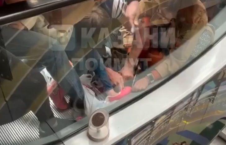 В казанском ТЦ ногу ребенка затянуло в эскалатор - видео