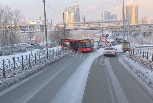 В Казани небрежный автомобилист спровоцировал столкновение двух автобусов - видео