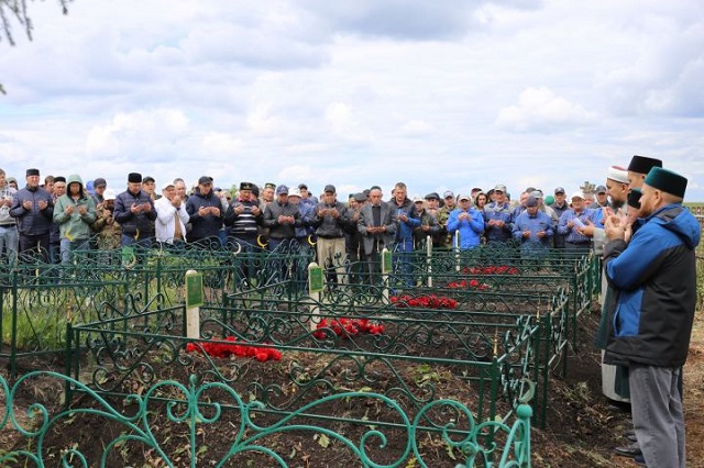 В Татарстане простились с погибшей на пожаре семьей с четырьмя детьми