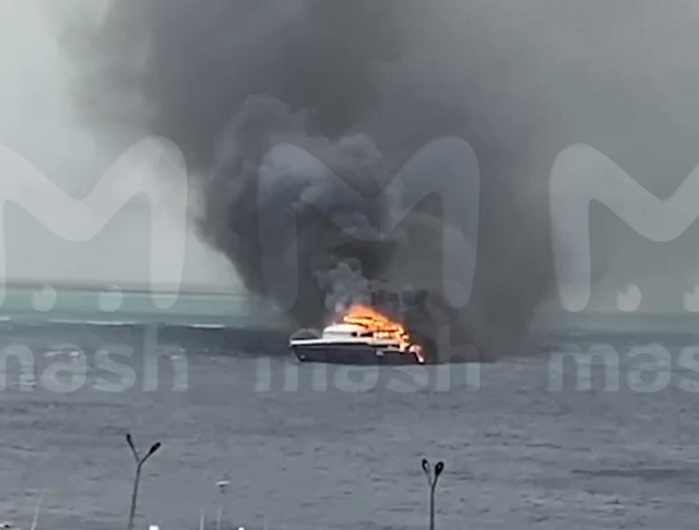 Видео: Пожар вспыхнул на катере с туристами в районе порта Хургады 