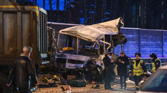 В Подмосковье грузовик протаранил автобус со срочниками, четыре человека погибли