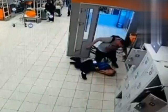 Видео: мужчина избил охранника, запретившего ему ставить в магазине велосипед 