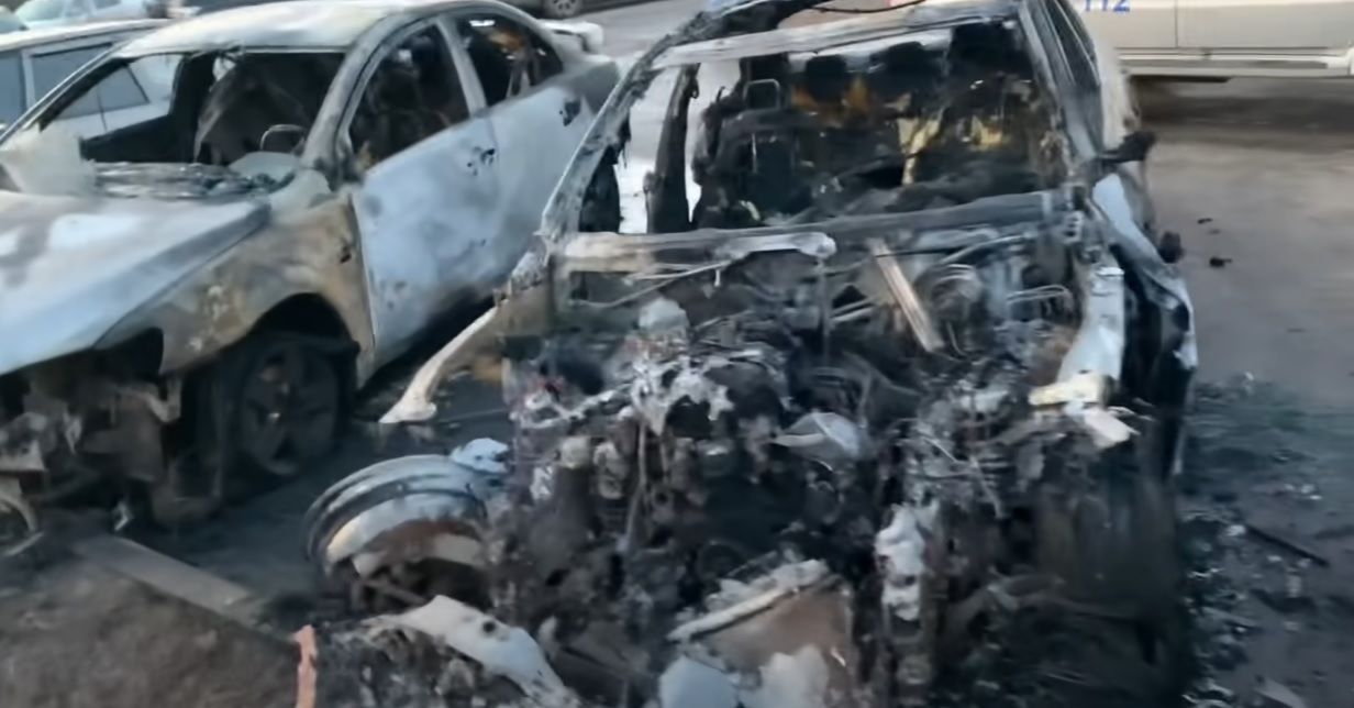 Где сгорели машины. Сгорела в машине в сентябре Менделеевск. Сожгли машину Михаила Комарова.