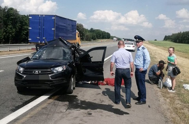 14-летняя пассажирка стоявшей на обочине «Лады» погибла в ДТП на трассе в Татарстане
