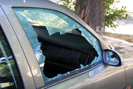 В Татарстане блондинка разбила автомобиль парня за измену (ВИДЕО)