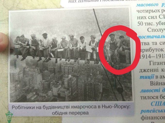 Украинские создатели учебника по истории разместили в нем фотографию Киану Ривза