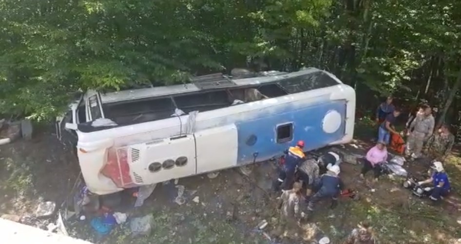 Два человека погибли при опрокидывании автобуса в кювет на Кубани