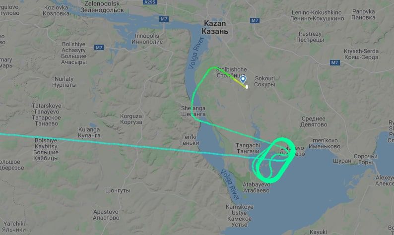 Самолет из Казани готовится к аварийной посадке в Москве