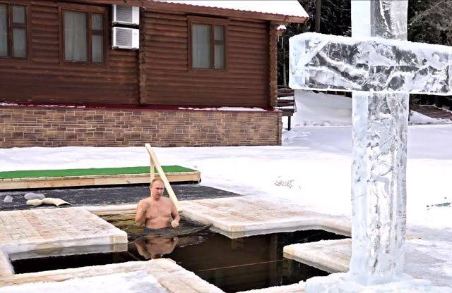 Владимир Путин принял участие в крещенских купаниях – видео