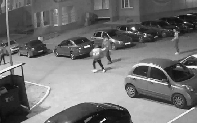 Вооруженный ножом житель Татарстана устроил погоню за молодыми людьми – видео