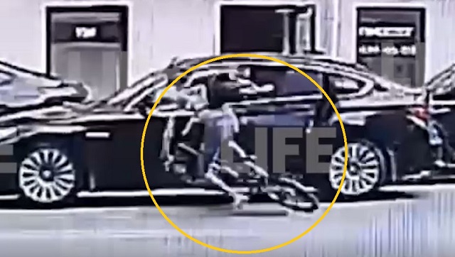 Мистическое видео: две велосипедистки врезались в машины на одном и том же месте 