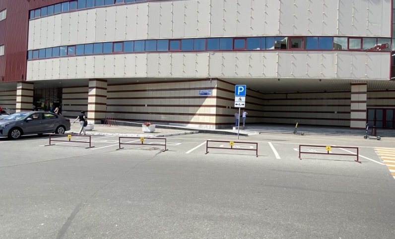 В Казани охранники ТЦ отказались помочь инвалиду убрать ограждение на парковке