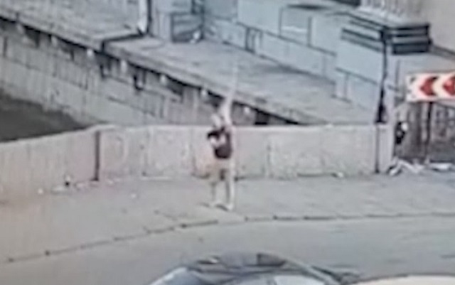Запущенная хулиганом петарда пробила грудь туристке в Санкт-Петербурге – видео