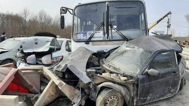 Девять человек пострадали в результате массового ДТП с автобусом в Рязани - видео