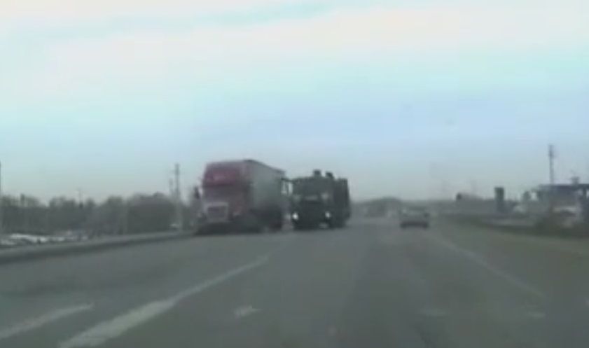 Танк спровоцировал аварию на трассе под Новосибирском – видео