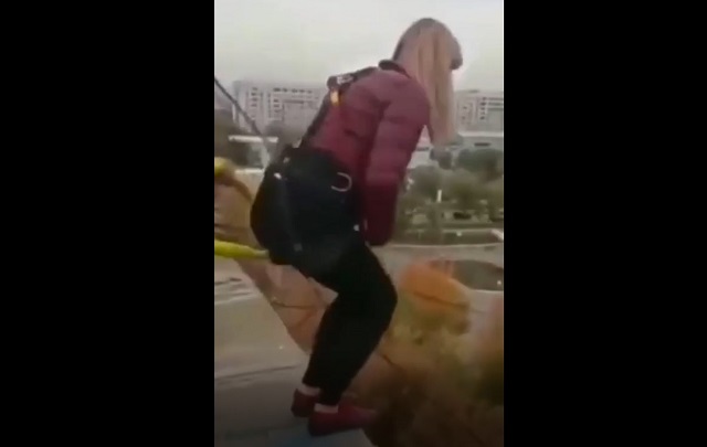 Смертельный прыжок девушки с тарзанки попал на видео 