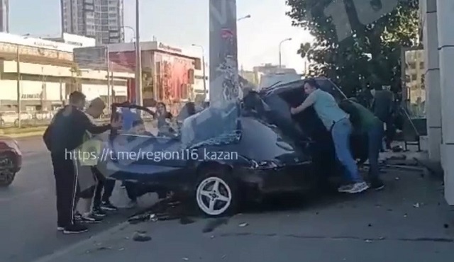 Машину разорвало напополам: в Казани произошло жуткое ДТП со смертельным исходом - видео