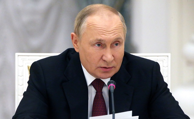 Путин: ОПК вносит огромный вклад в обеспечение безопасности России