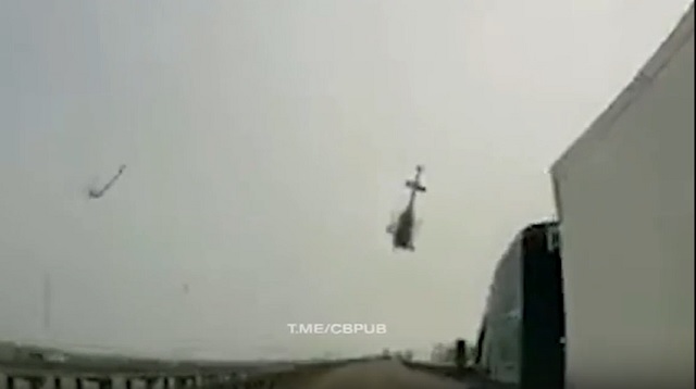 Момент падения вертолета на оживленную трассу попал на видео