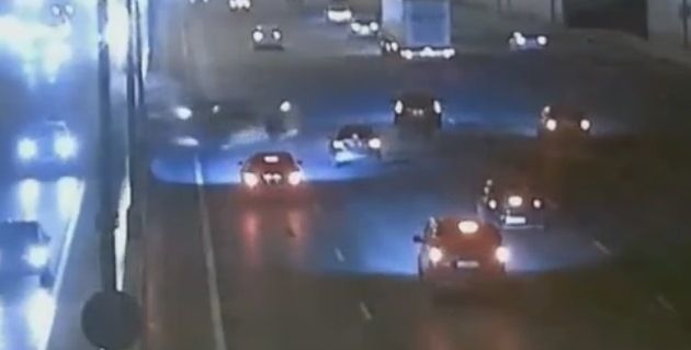 В сети появилось видео массовой аварии на МКАД из-за заглохшего авто