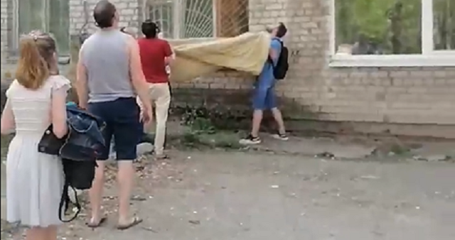 В Перми соседи спасли годовалого ребенка от падения из окна
