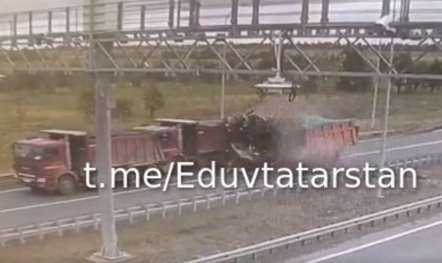 «Камаз» на скорости влетел в пару грузовиков на трассе в Татарстане - видео