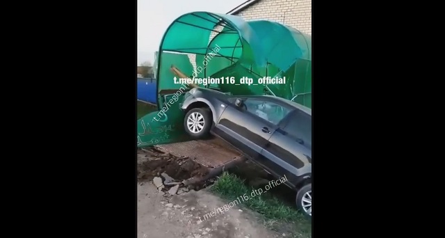 В Татарстане автолихач влетел в здание мечети - видео