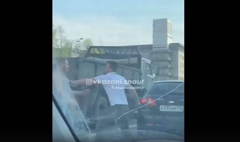 В Казани образовалась пробка из-за дерущихся автомобилистов – видео