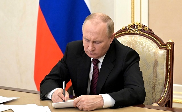 Путин запретил проводить сделки без спецразрешения с долями и акциями 45 банков