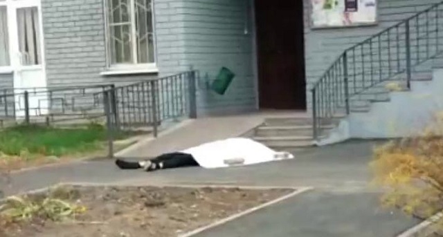 Соцсети: В Казани из окна высотки выпал молодой парень