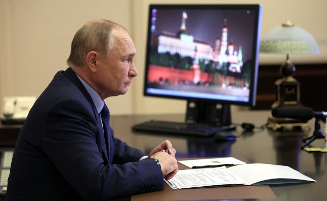 Путин поручил правительству повысить зарплаты бюджетников до целевого уровня