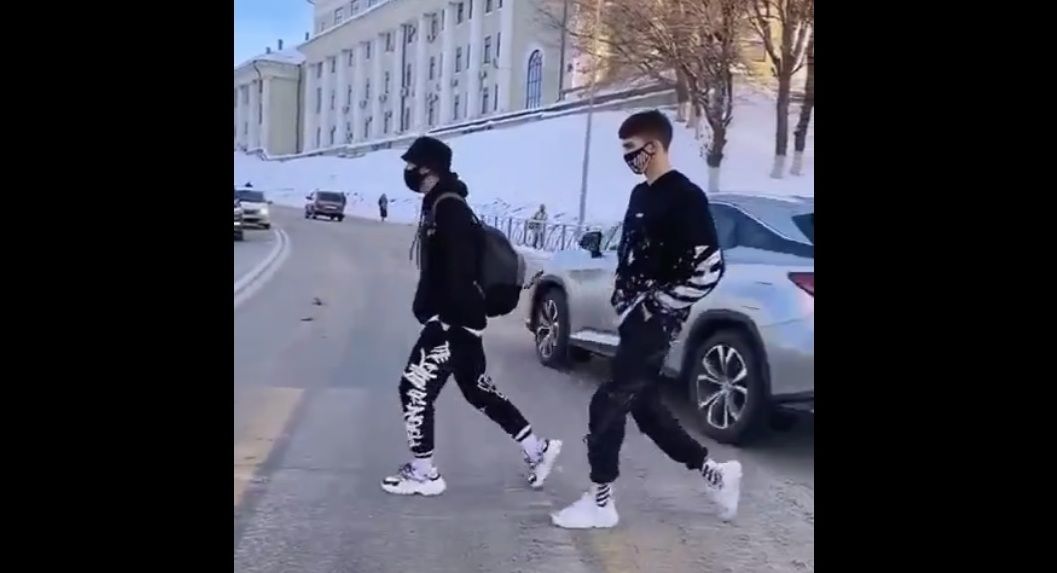 «Тик-ток головного мозга»: в Казани танцующих блогеров чуть не сбила иномарка 