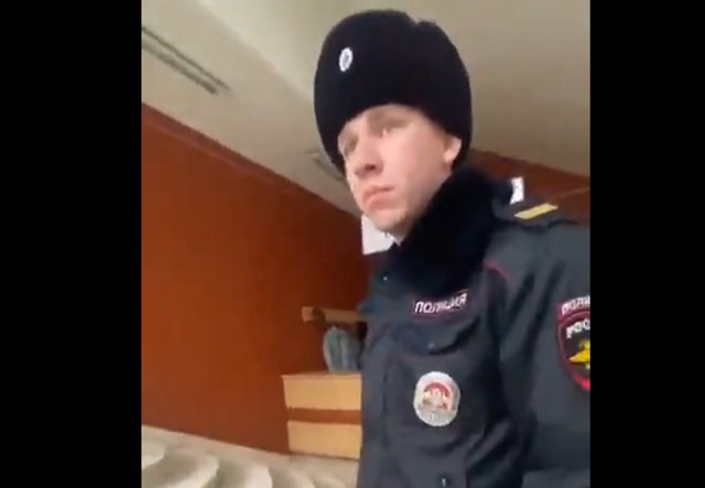 В Омске посетитель ТЦ возмутился, почему его штрафуют из-за маски, а полицейского нет – видео