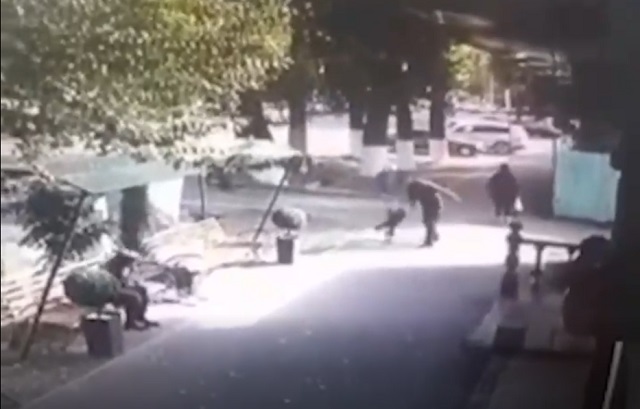 Шокирующее видео: мужчина напал на маленького ребенка, катавшегося на самокате 