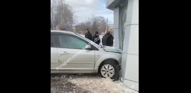 В Казани иномарка влетела в здание аптеки - видео