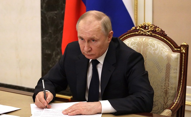 Путин подписал ускоряющий процесс выдачи справок пострадавшим от пожаров закон