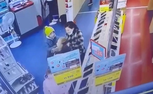 Женщина пнула ребенка в лицо магазине бытовой техники в Челнах - видео