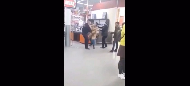 В Липецкой области женщина мощным ударом нокаутировала охранника магазина – видео