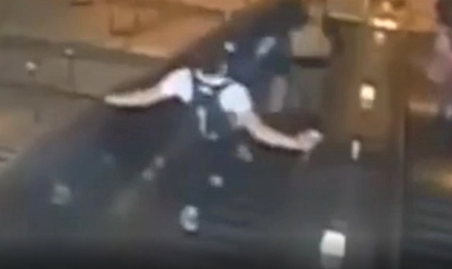Жестокий пассажир метро ногами сбил женщину с эскалатора – видео