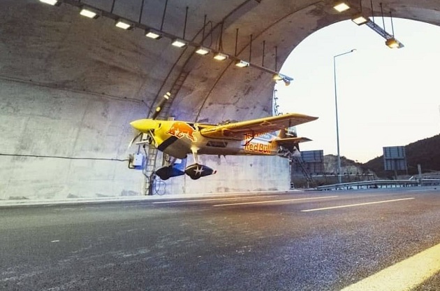 Итальянец установил рекорд, впервые пролетев на самолете через автомобильный тоннель – видео