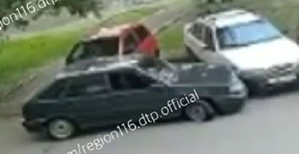 Пьяная автоледи угнала автомобиль и устроила несколько ДТП в Казани - видео